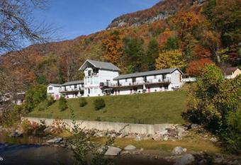 Carter Lodge - On The River has rooms with a private hot tub