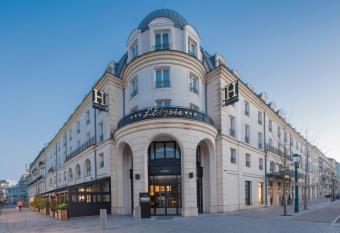 L Elys  e Val d Europe allows 18 year olds to book a room