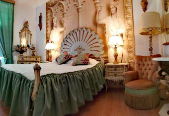 Imp  rio Romano Guest House allows 18 year olds to book a room