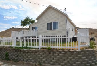 Baby Blue Sky - Price 2bd - Newly remodeled - nearby trails allows 18 year olds to book a room