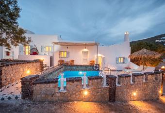 Starlight Luxury Seaside Villa & Suites has Balcony rooms