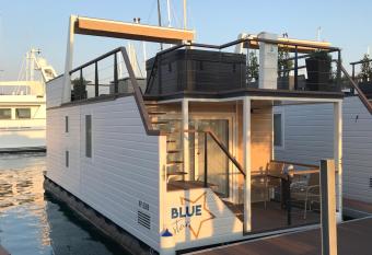 Floating House Blue Moon has rooms with a private hot tub