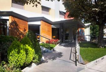 HOTEL LA PERLA allows 18 year olds to book a room