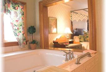 White Lace Inn has Balcony rooms