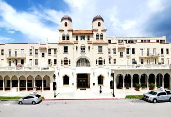 Cozy Studio in the Heart of the Palm Beach Island has Balcony rooms