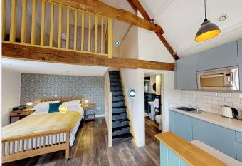 Captains Lookout (Studio apartment) allows 18 year olds to book a room