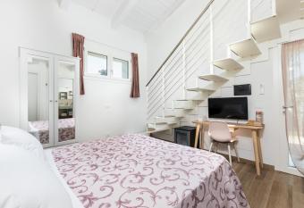 Ca  Mira - Room&Breakfast has rooms with a private hot tub