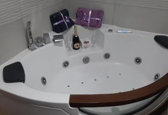 Luxury Presidental Apartment with a Hot tub and a Bar in Flatiron has rooms with a private hot tub