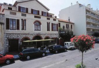 H  tel Castel Mistral allows 18 year olds to book a room