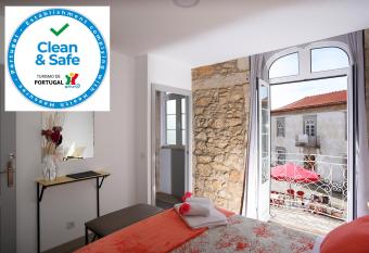 Litos al alojamento local allows 18 year olds to book a room