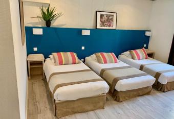 H  tel de Flore allows 18 year olds to book a room