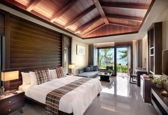 Khanom Beach Resort And Spa has Balcony rooms