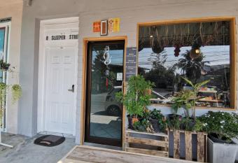 8 SLEEPER STREET Hostel has Balcony rooms