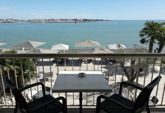 H  tel Les Brises has Balcony rooms