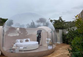 Bubble Room Tuscany has rooms with a private hot tub