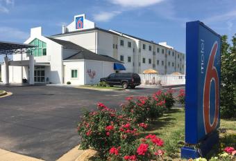 Motel 6 Montgomery Airport has Smoking rooms