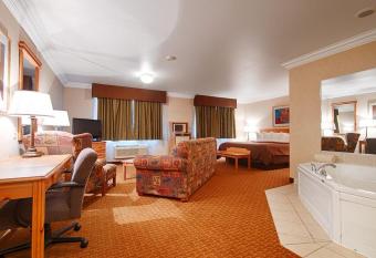 Best Western Wittenberg Inn has rooms with a private hot tub