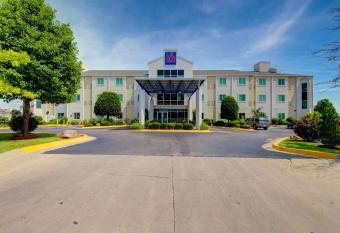 Motel 6 El Reno has Smoking rooms