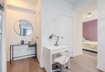 Modern Lillian St Apartments by GLOBALSTAY has rooms with a private hot tub