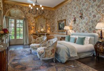 Villa Gallici H  tel & Spa has rooms with a private hot tub