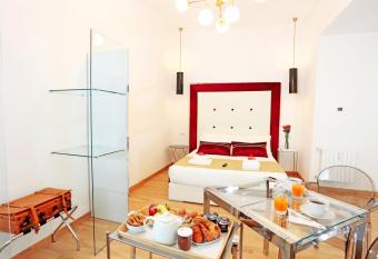 HeMi Suites has rooms with a private hot tub