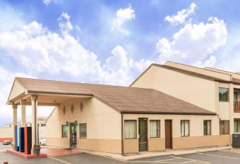 Days Inn by Wyndham Hannibal has Smoking/Balcony rooms