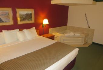 AmericInn by Wyndham Manitowoc has rooms with a private hot tub