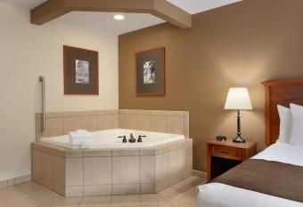 Mountain Valley Lodge Hailey Sun Valley has rooms with a private hot tub