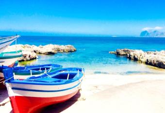 Villa MiraMar Luxury Suite Palermo Airport has Balcony rooms