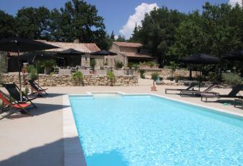 Le Hameau Fleur de Pierres allows 18 year olds to book a room