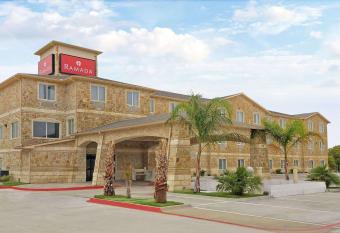 Ramada by Wyndham South Waco has rooms with a private hot tub