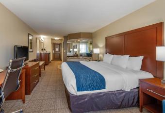 Comfort Inn and Suites Northern Kentucky has rooms with a private hot tub