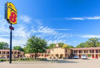 Super 8 by Wyndham Mt. Pleasant TX has Smoking rooms