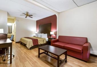 Red Roof Inn & Suites Statesboro - University has rooms with a private hot tub
