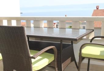 Apartment Irena Bol has Balcony rooms