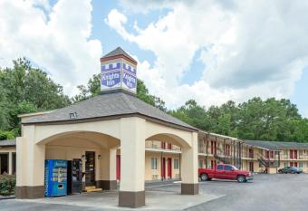 Knights Inn Point South Yemassee has Smoking rooms