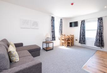 Rowan     Three Tuns Apartments has Balcony rooms