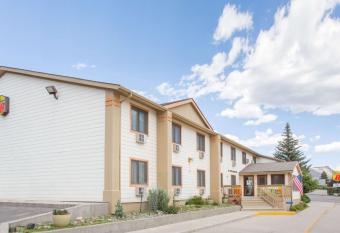 Super 8 by Wyndham Gardiner/Yellowstone Park Area allows 18 year olds to book a room