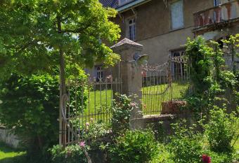 La F  e des Eaux has Balcony rooms