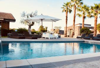 Holiday Homes Borgo Papardo allows 18 year olds to book a room