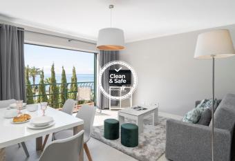 Promenade I by An Island Apart allows 18 year olds to book a room