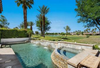 PGA West Golf Course Pool & Spa Home has rooms with a private hot tub