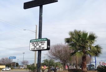 Driftwood Inn - Lake City has Smoking rooms