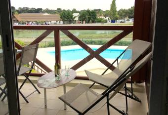 Appartement d une chambre a Guerande a 600 m de la plage avec vue sur la mer piscine partagee et jardin clos has Balcony rooms