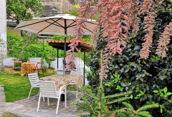 Sotiris Idyllic Garden House has rooms with a private hot tub