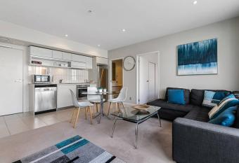 Two Bedroom Apartment - Pool, Gym & Free Parking! has Balcony rooms