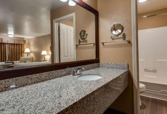 Best Western Country Inn has rooms with a private hot tub