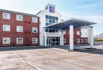 Motel 6 Newport has Smoking rooms