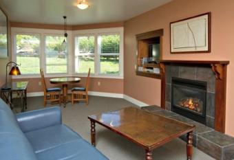 Little River Inn has rooms with a private hot tub