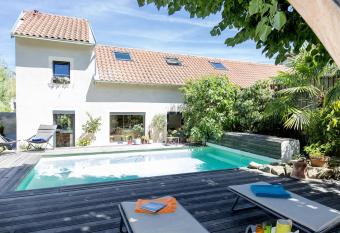 Une Odeur de Tilleul allows 18 year olds to book a room